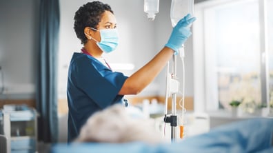 GettyImages-1321691597-Doctor_Starting_IV-RET-2
